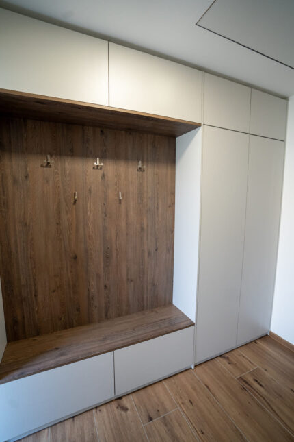 Chodbová zostava U708 ST9 Svetlo Sivá / H3133 ST12 Dub Davos