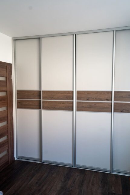 Šatníková zostava U708 ST9 Svetlo Sivá / H3133 ST12 Dub Davos rám Niagara striebro