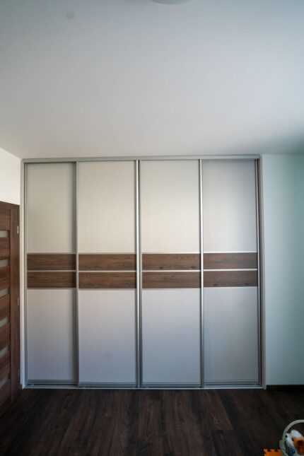 Šatníková zostava U708 ST9 Svetlo Sivá / H3133 ST12 Dub Davos rám Niagara striebro ​